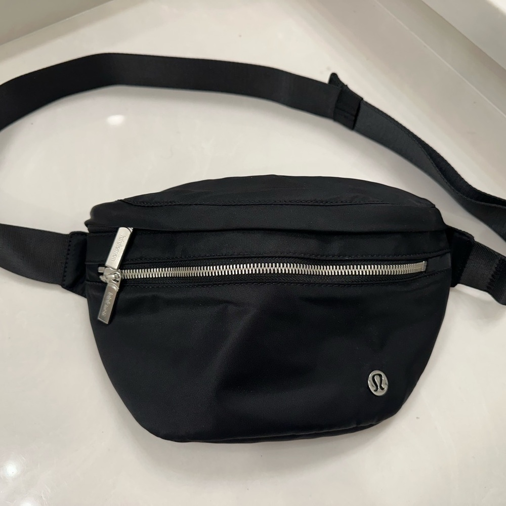 lululemon Adventure 2.5L Black Crossbody Bag